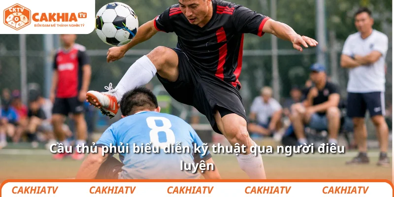 Cầu thủ phủi biểu diễn kỹ thuật qua người điêu luyện