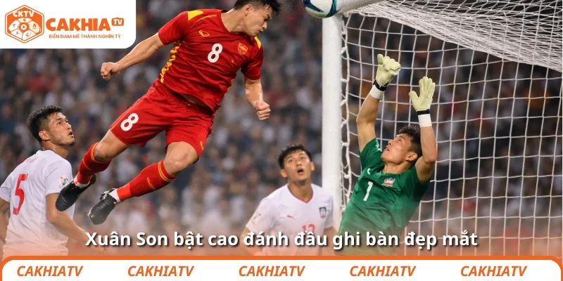 Xuân Son bật cao đánh đầu ghi bàn đẹp mắt